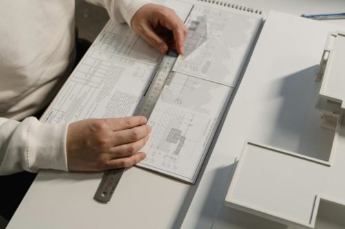 Mesure de plans d’agrandissement pour vérifier les règles d’une extension RE2020 avant le dépôt du dossier