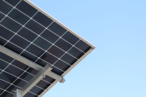 Panneaux solaires sur structure métallique illustrant les exigences énergétiques et carbone des nouveaux seuils RE2020 en 2025