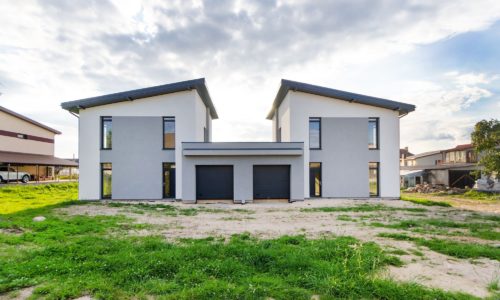 Maisons neuves individuelles en construction illustrant le calcul des surfaces habitable et utile pour une étude thermique RE2020