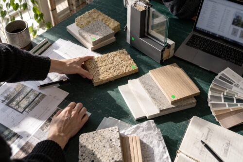 Échantillons de matériaux de construction triés par famille pour rechercher leurs FDES dans la base INIES